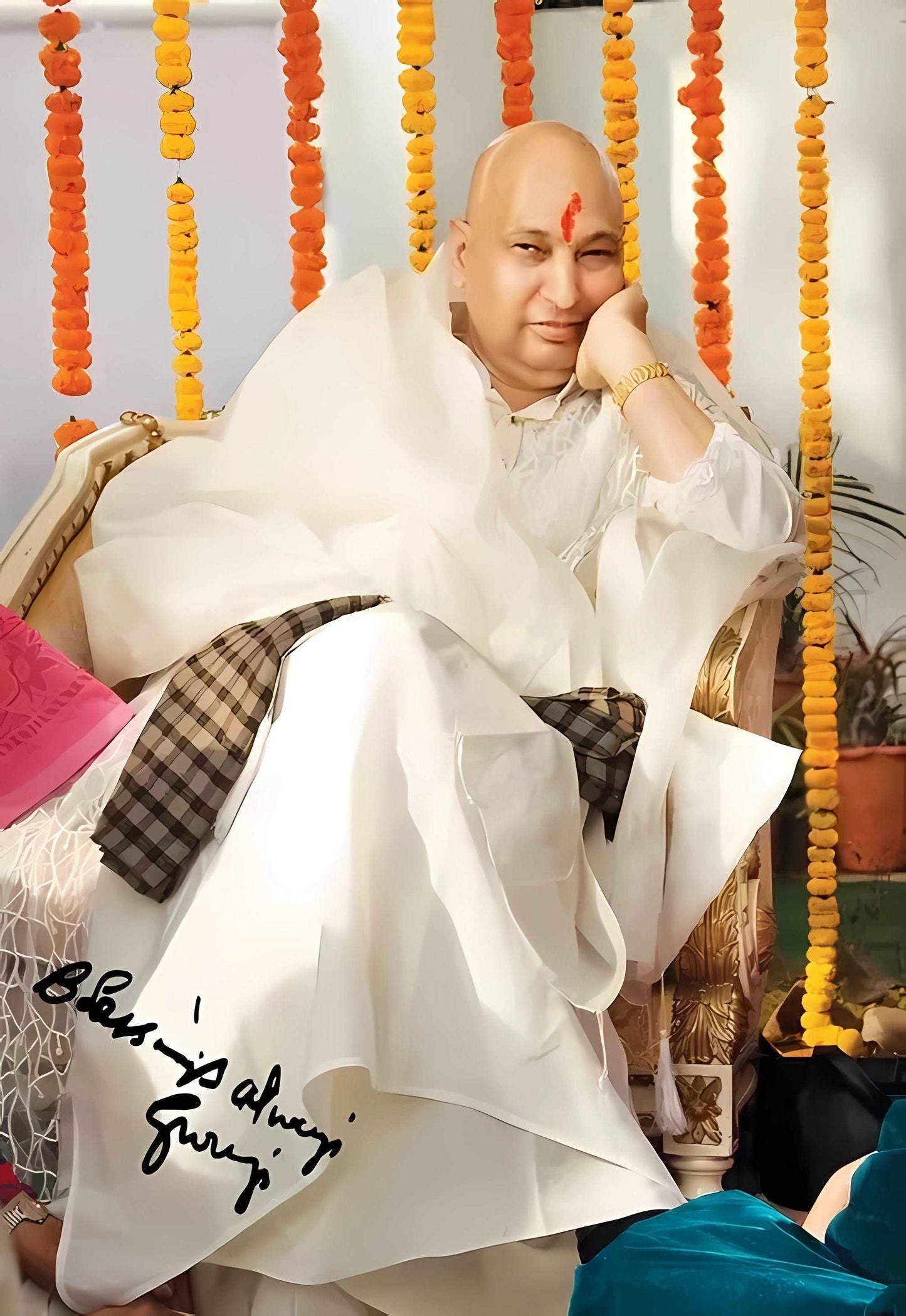 Guruji HD Swaroop White Chola with Flower Decor, A4 Wallpaper