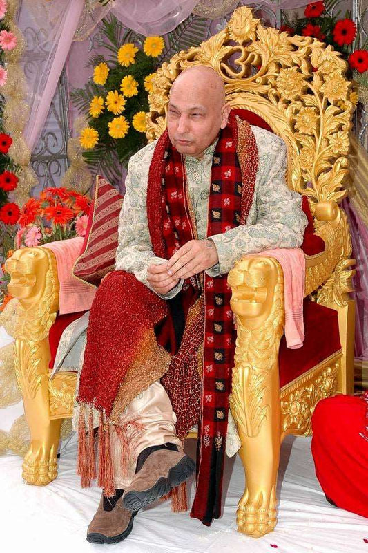 Guruji HD Swaroop Golden Throne with White Chola with Red Chuni